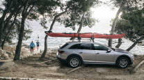 Thule DockGrip 895 carrying a red kayak